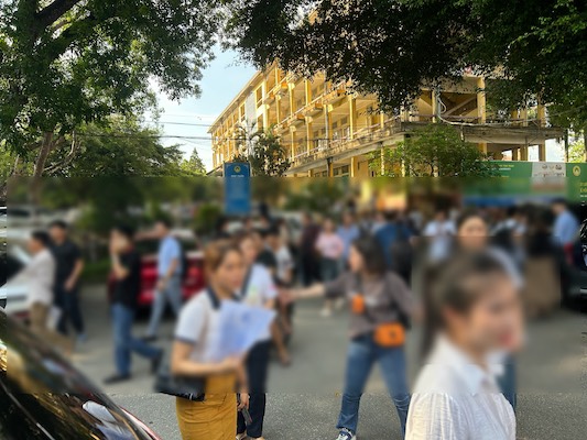 Hundreds of candidates flocked to Tan Trao University (Tuyen Quang) to take the exam. Photo: Reporter Group.