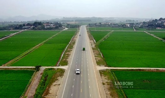 Tuyến đường nối 2 khu công nghiệp ở huyện Tam Nông, tỉnh Phú Thọ. Ảnh: Tô Công.