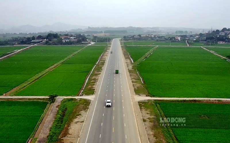 Tuyến đường nối 2 khu công nghiệp ở huyện Tam Nông, tỉnh Phú Thọ. Ảnh: Tô Công.