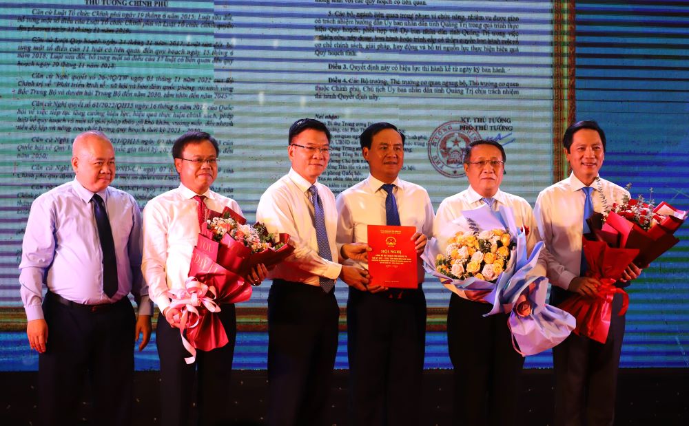 Phó Thủ tướng Chính phủ Lê Thành Long trao quyết định phê duyệt quy hoạch tỉnh Quảng Trị cho lãnh đạo tỉnh Quảng Trị. Ảnh: Hưng Thơ