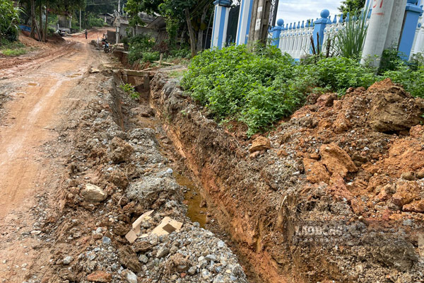 Thiếu dây căng, biển báo tại khu vực cống rãnh vừa đào lên, tiềm ẩn nguy cơ tai nạn giao thông. Ảnh: Đinh Đại