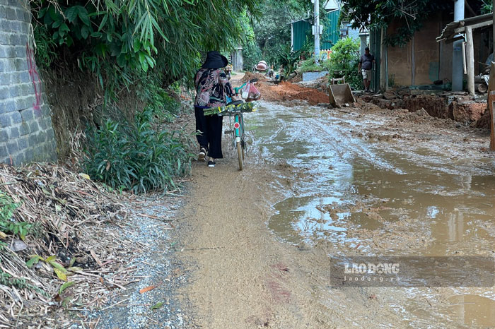 Đường vào xã Trì Quang những ngày mưa lũ càng lầy lội khó đi khi việc thi công còn dang dở. Ảnh: Đinh Đại