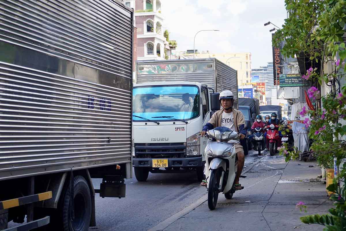 Xe máy len lỏi, tìm các khoảng trống để qua đường, thậm chí di chuyển trên vỉa hè.