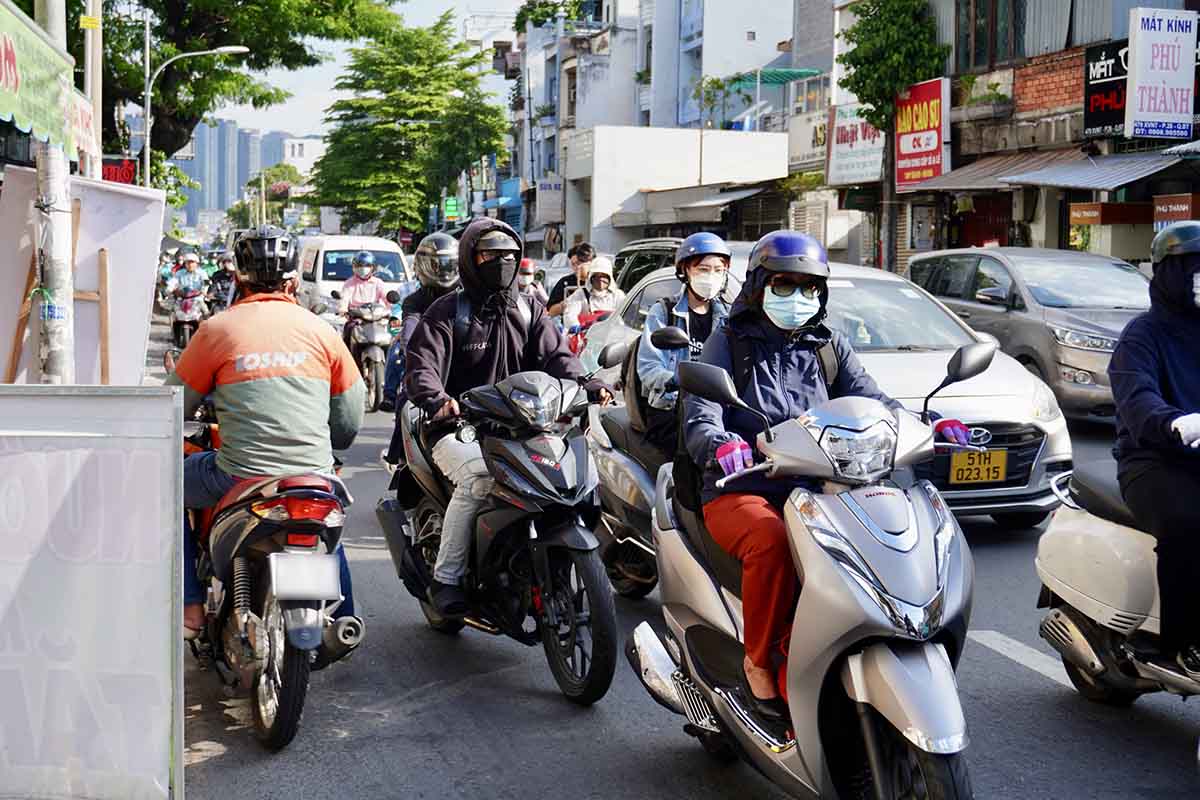 Tình trạng giao thông trở nên phức tạp hơn khi có phương tiện di chuyển ngược chiều. Ảnh: Như Quỳnh