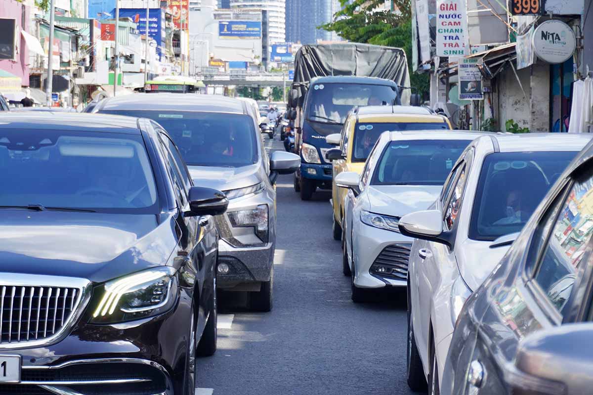 Mật độ phương tiện lưu thông qua khu vực này đông đúc, hàng phương tiện xe nối dài, chật vật di chuyển qua khu vực này. Ảnh: Như Quỳnh