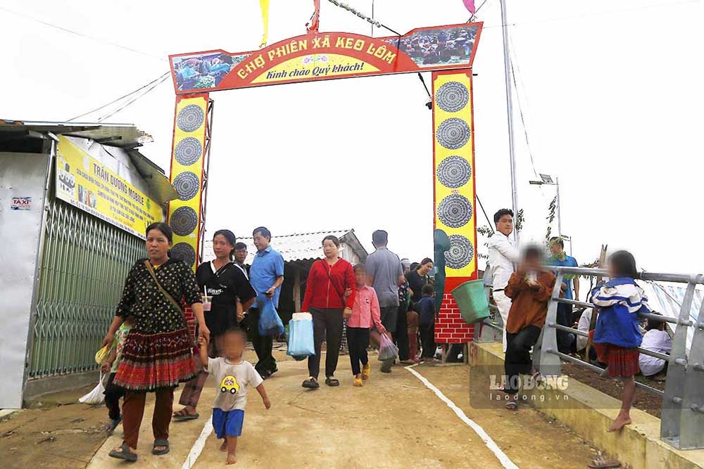 Chợ phiên họp vào thứ 7 hàng tuần, trở thành điểm đến lý tưởng cho du khách khám phá và trải nghiệm nét văn hóa đặc trưng của người dân vùng cao Điện Biên.