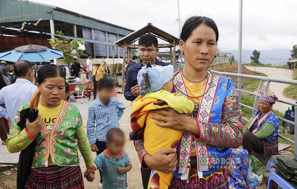 Lần đầu đến chợ phiên Keo Lôm, chị Nguyễn Thị Mai Đào - du khách đến từ Hà Nội, cho biết: “Mọi người ở đây đều rất thân thiện và mến khách. Chợ phiên Keo Lôm nằm trên đỉnh đèo thơ mộng là một điểm đến lý tưởng trong hành trình khám phá Điện Biên và mang đến những trải nghiệm khó quên”.