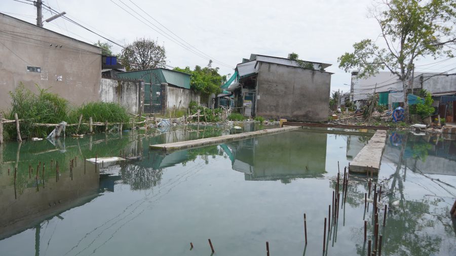 Đơn vị thi công phải ngăn dòng nước để thi công. Ảnh: Tạ Quang