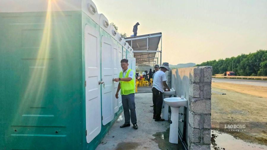 Cao tốc La Sơn - Túy Loan mới chỉ có trạm dừng nghỉ tạm. Ảnh: Hưng Thơ