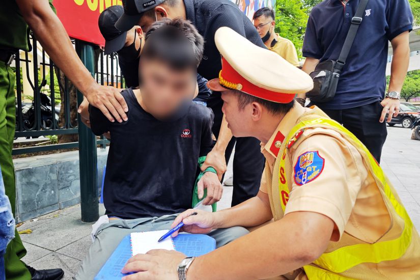 Cảnh sát đấu tranh tại chỗ với đối tượng tàng trữ ma túy. Ảnh: Tiến Trạch