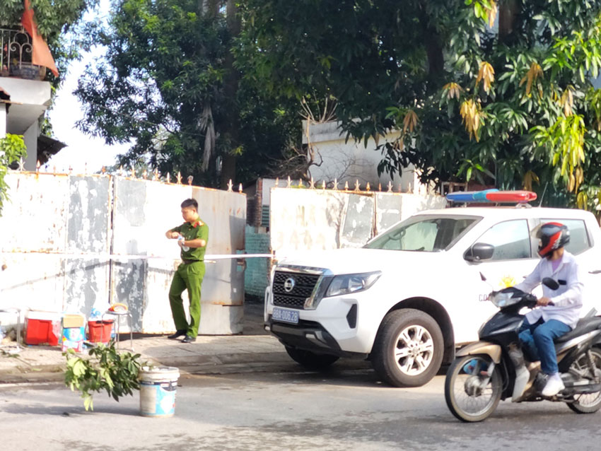 Lực lượng chức năng phong tỏa hiện trường vụ cháy để điều tra nguyên nhân. Ảnh: An Nhiên