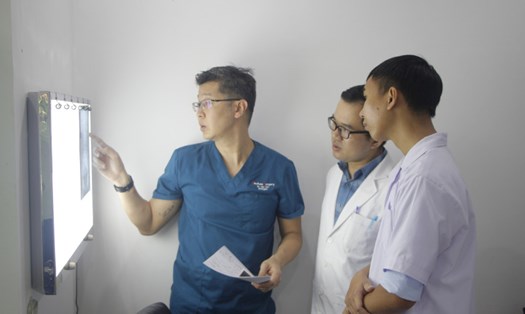 Thạc sĩ-Bác sĩ Đỗ Văn Hiếu (giữa) cùng chuyên gia y tế Singapore thảo luận trường hợp sỏi tiết niệu cho một bệnh nhân. Ảnh: Sông Hàn