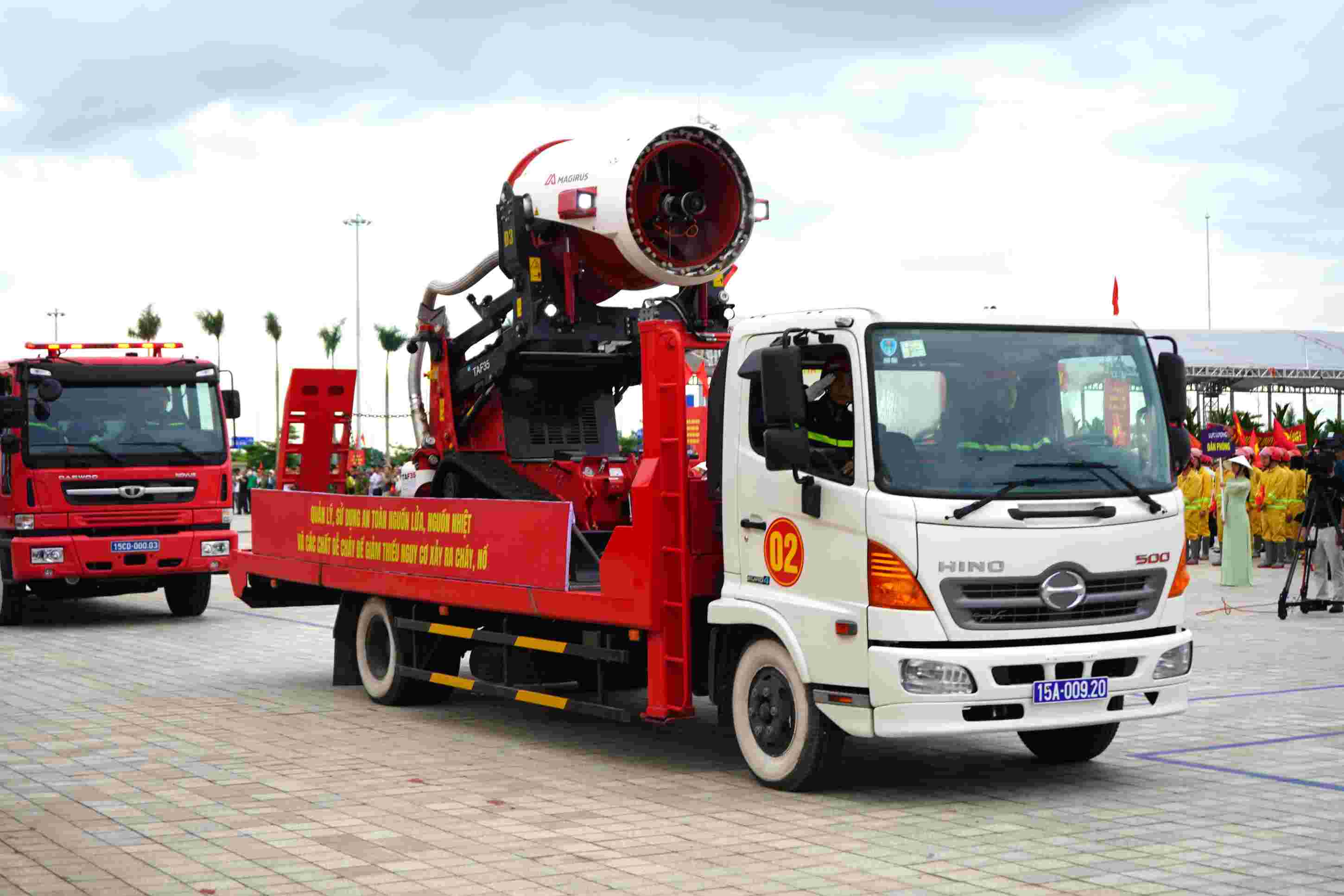 Xe rô bôt chữa cháy cùng nhiều phương tiện, trang thiết bị chữa cháy hiện đại được diễu hành tại hội thi. 