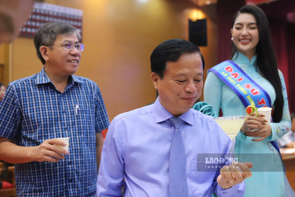 Phó Chủ tịch Thường trực UBND tỉnh Bình Định Nguyễn Tuấn Thanh (giữa) và Hoa hậu Thu Uyên thưởng thức cocktail từ rượu Bàu Đá. Ảnh: Hoài Luân