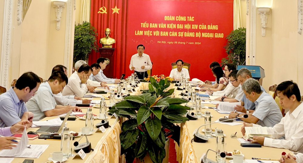 Ông Phan Đình Trạc - Ủy viên Bộ Chính trị, Bí thư Trung ương Đảng, Trưởng Ban Nội chính Trung ương, Thường trực Tiểu ban Văn kiện làm Trưởng đoàn đã khảo sát, làm việc với Ban cán sự đảng Bộ Ngoại giao. Ảnh: Đặng Phước
