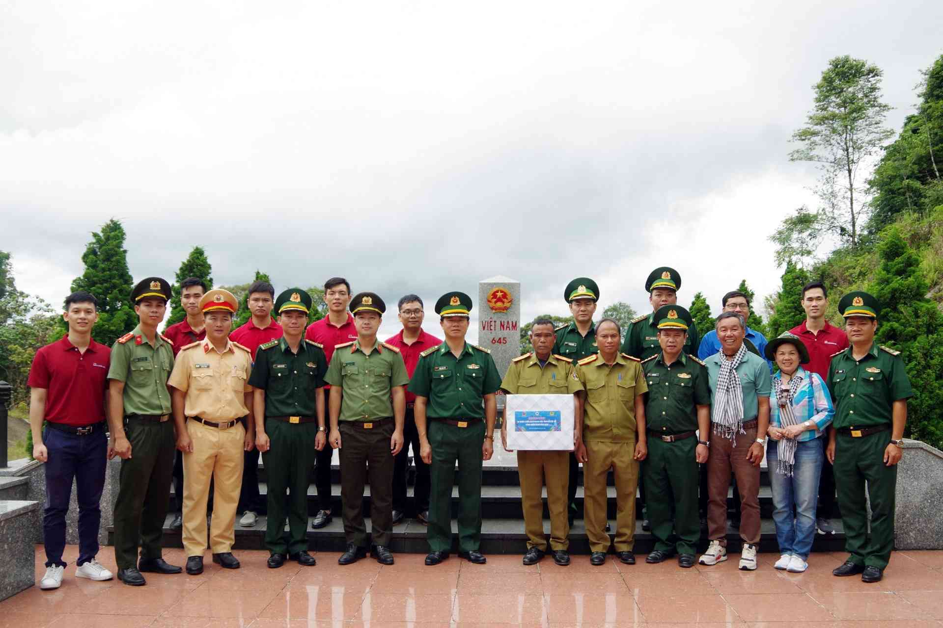 Các đơn vị tặng quà cho Đồn công an Cô Tài, tỉnh Salavan, Lào. Ảnh: Võ Tiến.