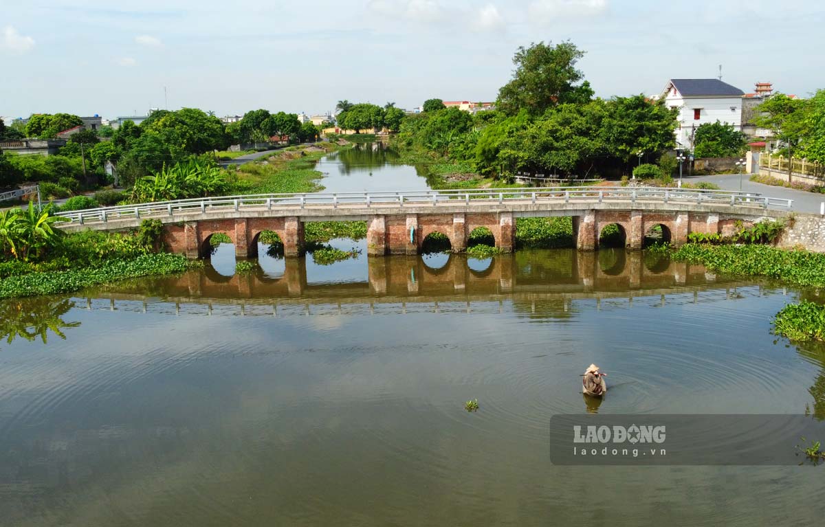 Theo cụ Cao, bản thân cụ cũng chỉ được nghe từ bố thân sinh ra cụ kể lại, cây cầu này được xây dựng hơn 100 năm trước. Người đứng ra khởi xướng xây dựng cây cầu Trung Kinh là cụ Hà Rực cũng là người làng Trung Kinh.