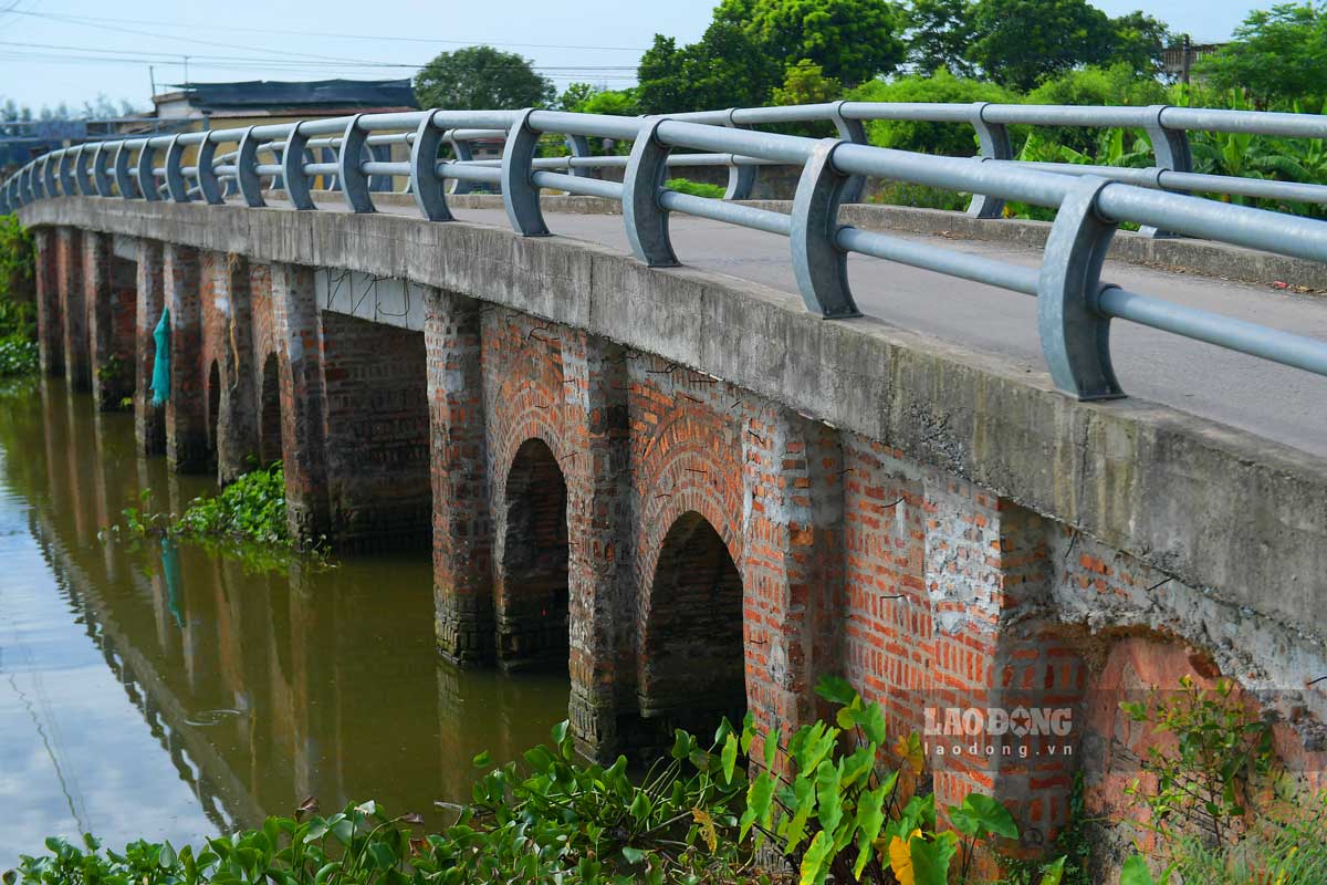 Cây cầu có chiều dài 67m, rộng trên 3m, cao độ trên 5m, được chia thành 3 nhịp, nối giữa các nhịp có 2 khoang rộng hơn 5m, tàu thuyền có tải trọng hàng trăm tấn có thể lưu thông.