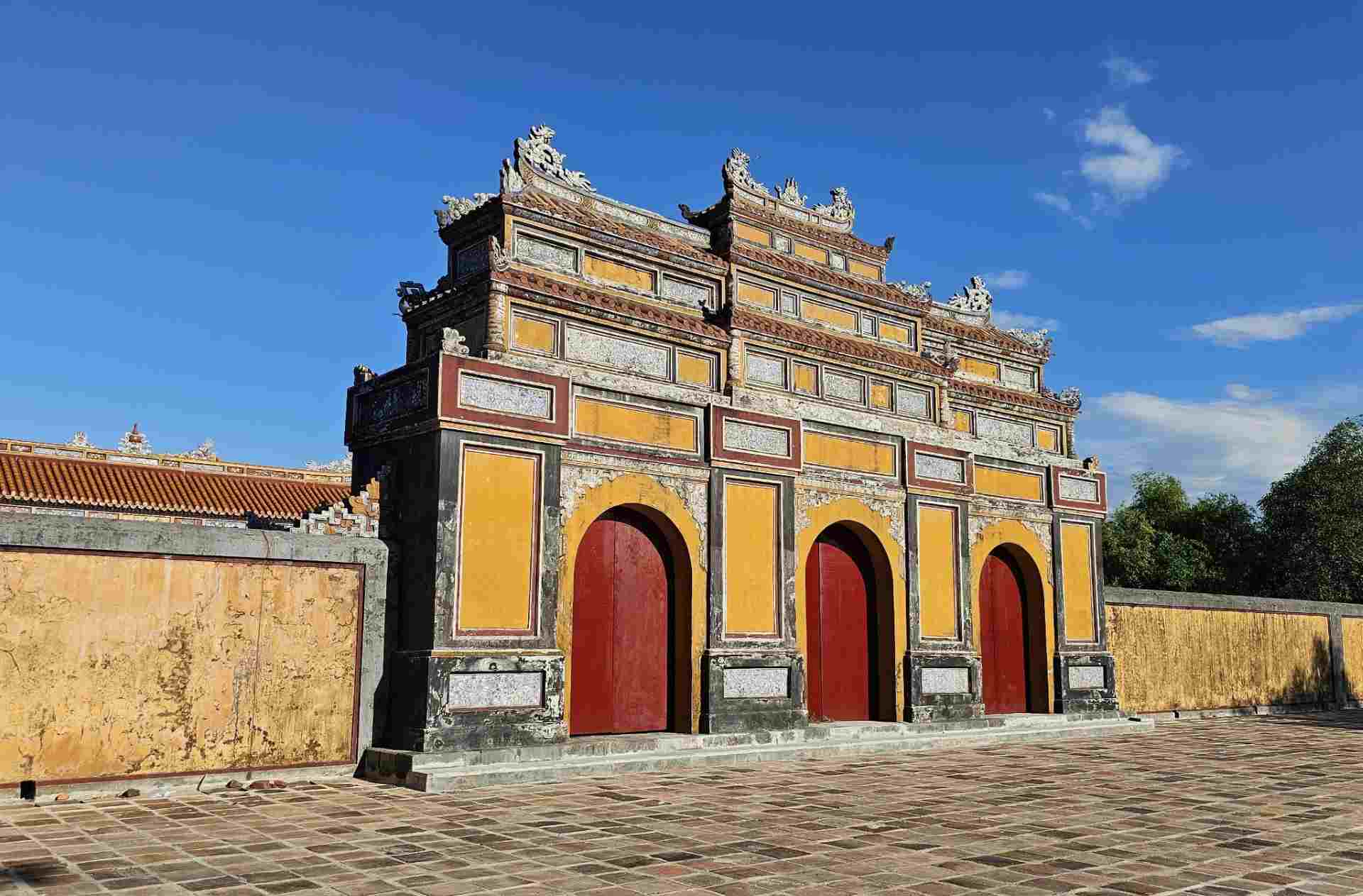 Khu vực di tích An Lăng đóng cửa im lìm, không có bảng thông báo cho người dân, du khách. Ảnh: Phúc Đạt