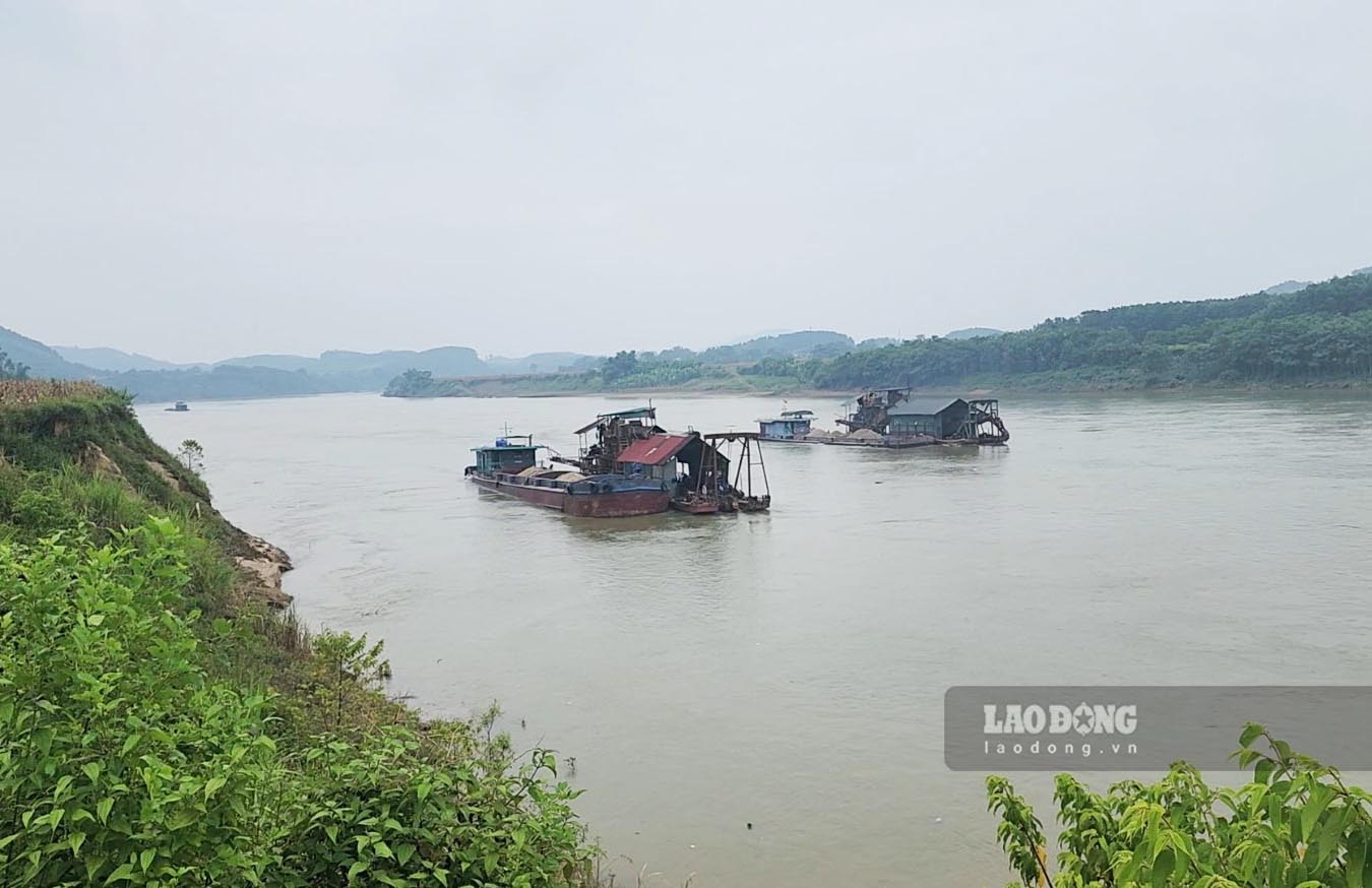 Hoạt động khai thác cát sỏi của Công ty TNHH Một thành viên Hải Tiến Đạt trên sông Lô đoạn qua xã Cấp Tiến, Sơn Dương (Tuyên Quang).