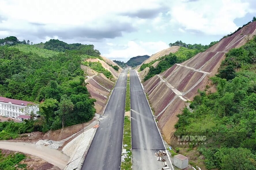 Những taluy dương cao vút được tạo nên từ việc thi công tuyến đường. Ảnh: Tô Công.