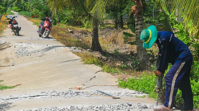 Một địa điểm sụt lở đã được khắc phục tạm thời cho xe máy lưu thông. Ảnh: Nhật Hồ