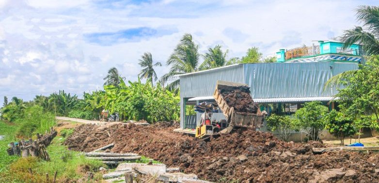 Người dân hiến đất cùng với chính quyền khắc phục. Ảnh: Nhật Hồ