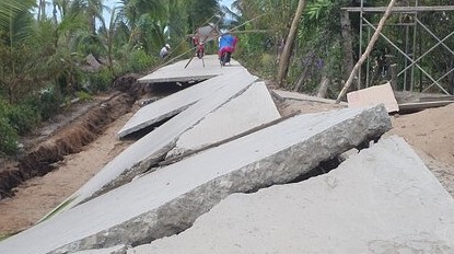 Nhiều nơi sụt lún nghiêm trọng tại xã Khánh Hải, huyện Trần Văn Thời, Cà Mau. Ảnh: Nhật Hồ