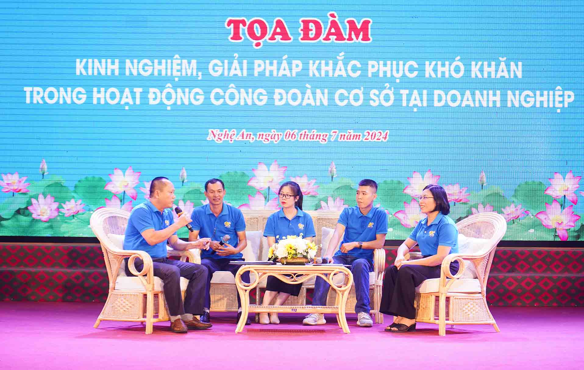 Các đại biểu tọa đàm về “Kinh nghiệm, giải pháp khắc phục khó khăn trong hoạt động công đoàn cơ sở tại doanh nghiệp“. Ảnh: Duy Chương.