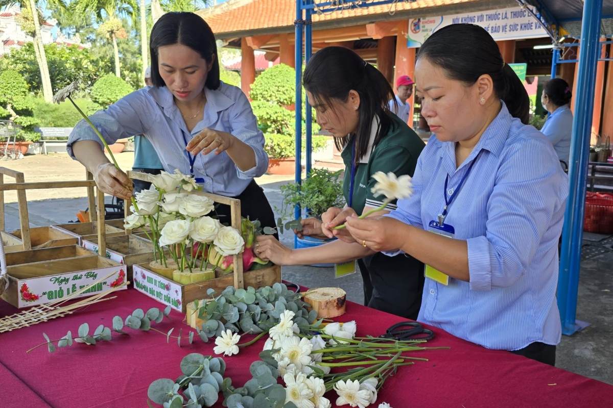 Hỗ trợ du khách soạn "Giỏ lễ xanh". Ảnh: Trung tâm