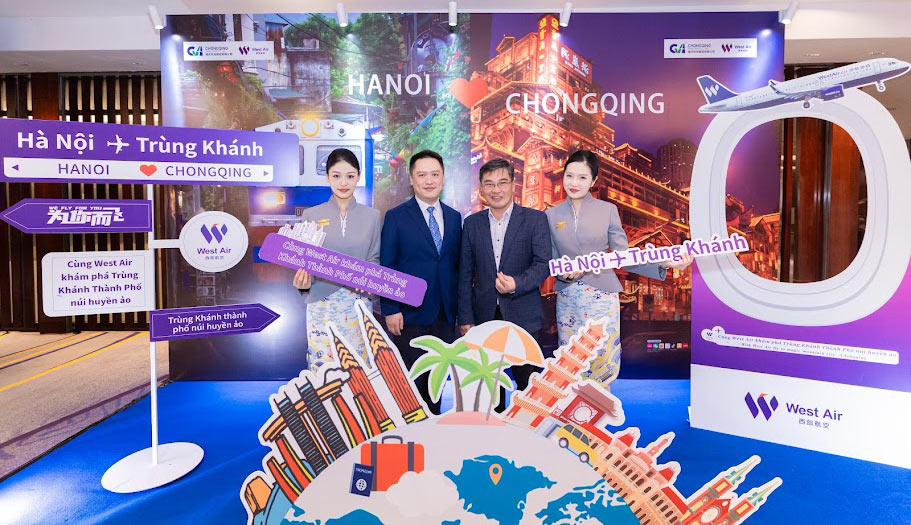 Đại diện hãng hàng không West Air (Trung Quốc) giới thiệu đường bay mới tới các doanh nghiệp du lịch, lữ hành Việt Nam. Ảnh: Như Quỳnh