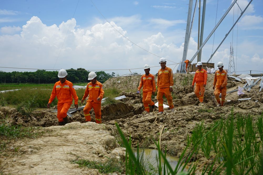 Các cán bộ, kỹ sư ngành điện 