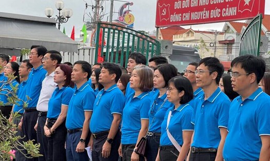Đoàn đại biểu, công nhân lao động ngành Dầu khí dâng hương tưởng niệm đồng chí Nguyễn Đức Cảnh tại Diêm Điền (Thái Bình) nhân 95 năm Ngày thành lập Công đoàn Việt Nam. Ảnh: Kiều Vũ