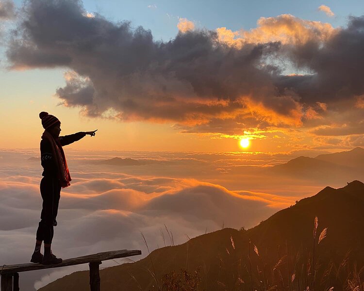 Đón ánh bình mình ở núi Muối. Ảnh: Trang Anh Hoàng