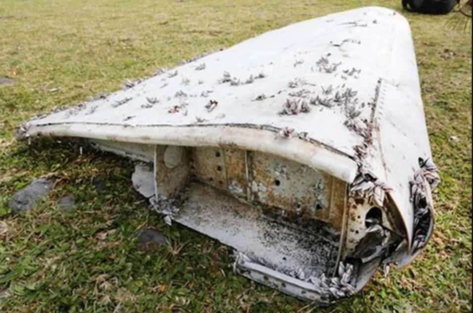 Mảnh vỡ được cho là của MH370 được tìm thấy ở Mozambique, tháng 3.2016. Ảnh: Xinhua