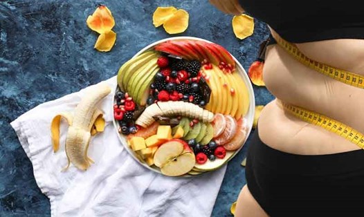 Kết hợp trái cây giàu protein vào chế độ ăn uống giúp giảm mỡ nội tạng. Đồ họa: Hạ Mây