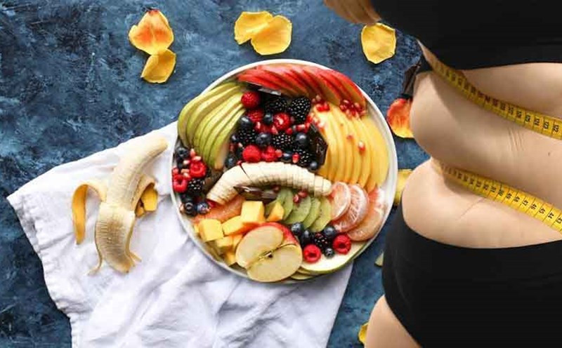 Kết hợp trái cây giàu protein vào chế độ ăn uống giúp giảm mỡ nội tạng. Đồ họa: Hạ Mây
