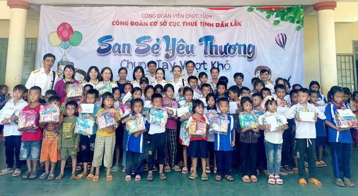 Công đoàn Cơ sở Cục Thuế tỉnh Đắk Lắk trao quà cho trẻ em có hoàn cảnh khó khăn trên địa bàn. Ảnh: Bảo Trung