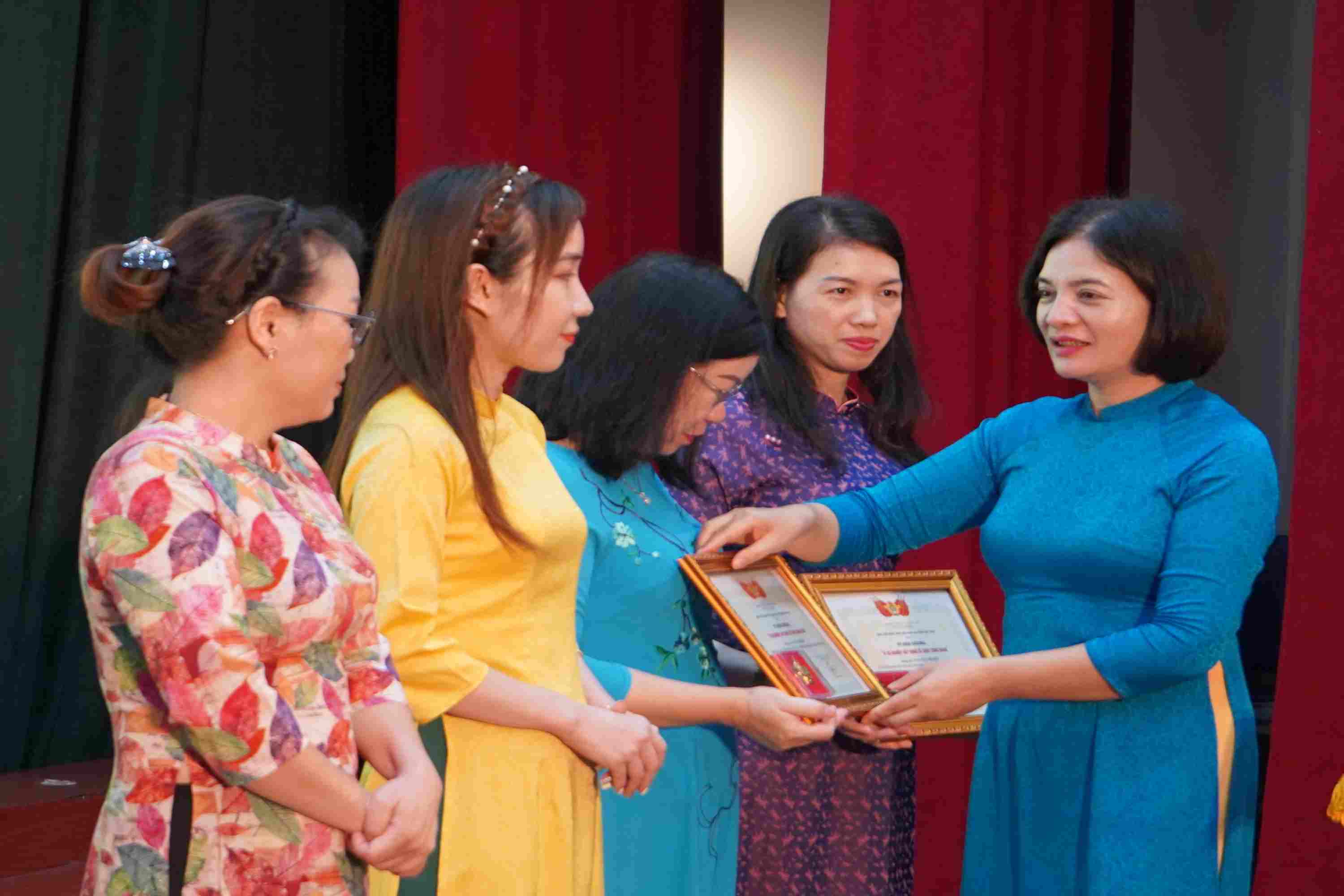 Lãnh đạo LĐLĐ TP Hải Phòng trao kỷ niệm chương cho 19 cá nhân. Ảnh: Mai Dung