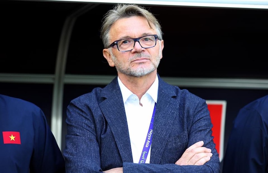 Báo chí Ấn Độ đưa tin huấn luyện viên Troussier là ứng viên dẫn dắt đội tuyển quốc gia nước này. Ảnh: Minh Dân