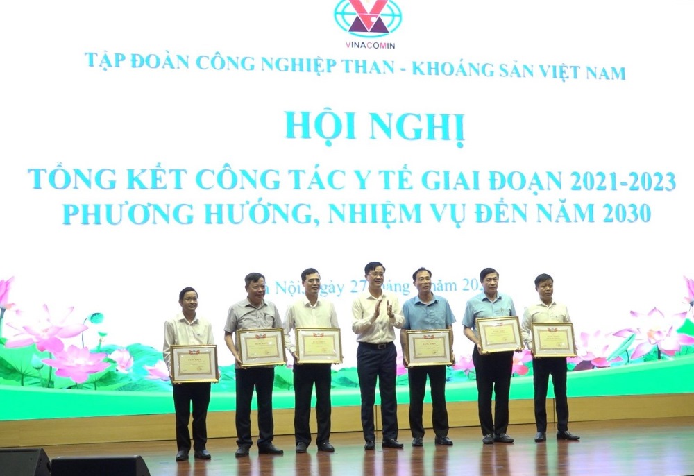 Tập đoàn TKV khen thưởng 6 tập thể có thành tích trong công tác chăm sóc sức khỏe NLĐ giai đoạn 2021 - 2024. Ảnh: TKV