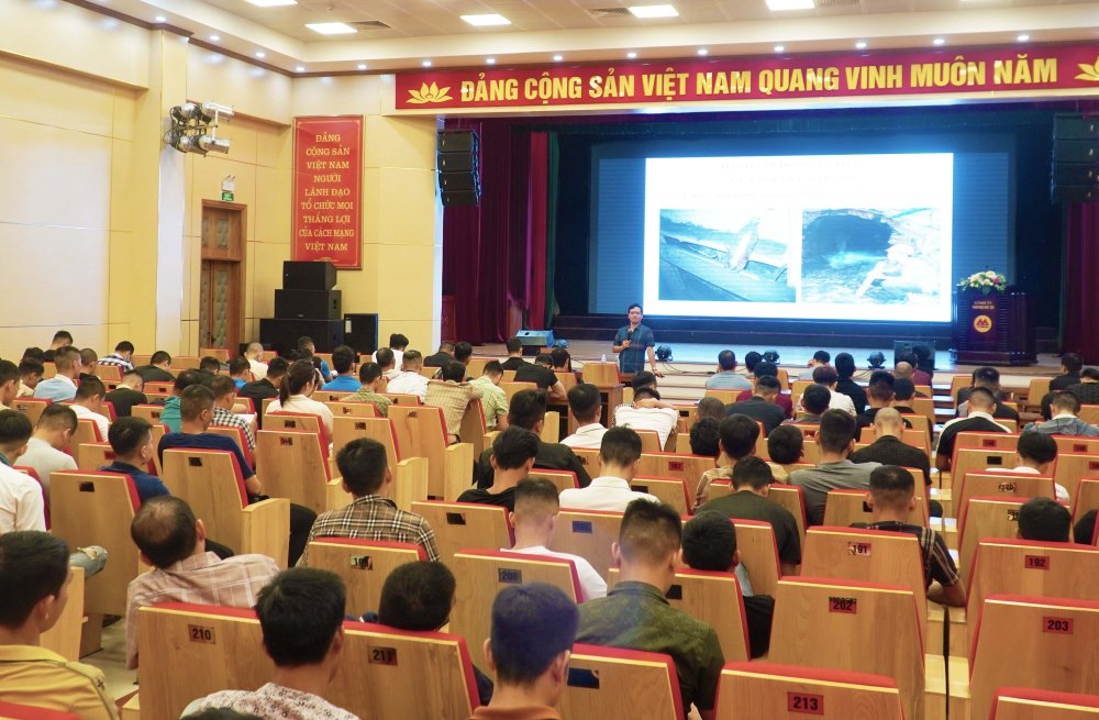 Trên 800 công nhân Công ty Than Mạo Khê huấn luyện định kỳ ATVSLĐ nhóm 3. Ảnh: TKV