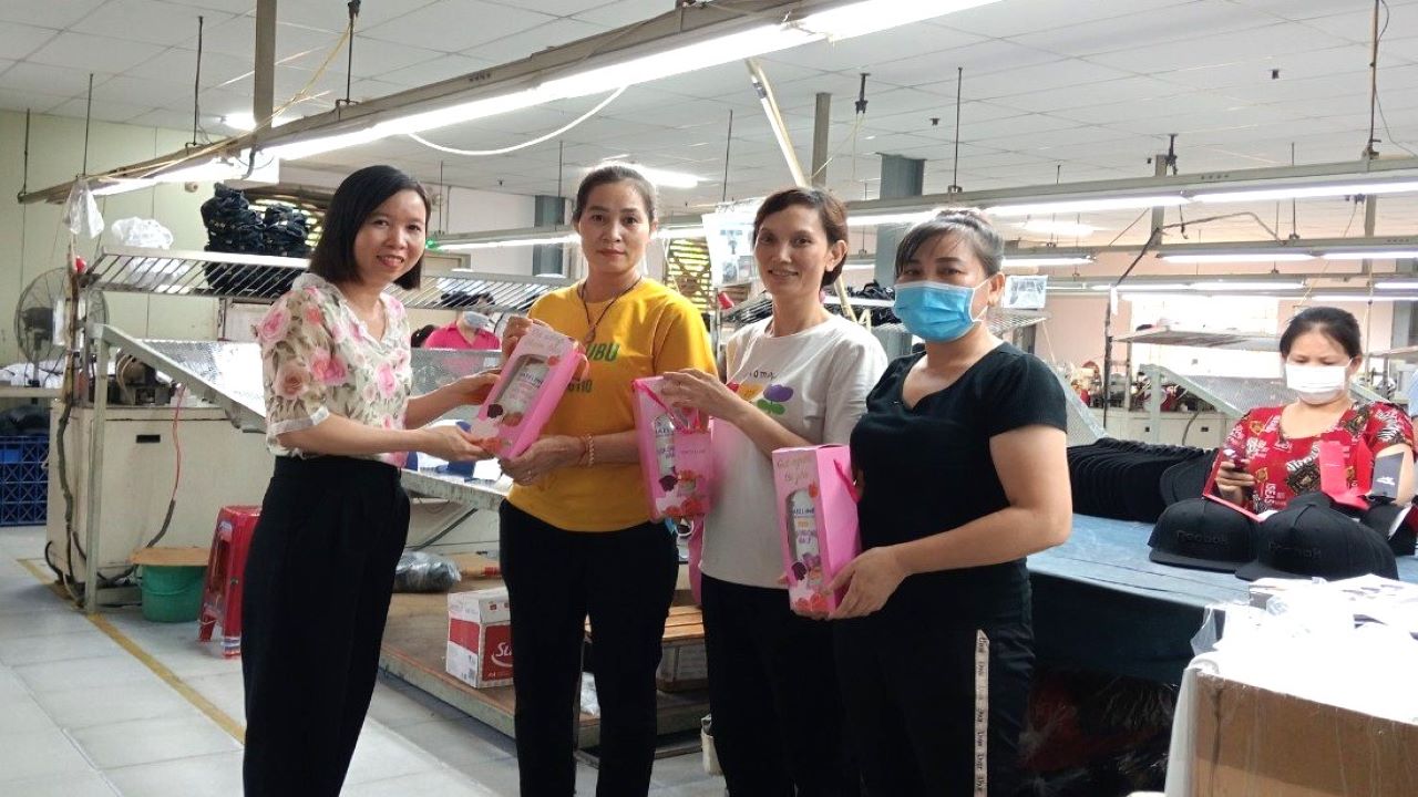 Chị Lê Hạ Tiến (ngoài cùng, bên trái) - Trưởng Ban Nữ công CĐCS Công ty TNHH Ho Chang Vina - trao quà cho lao động nữ. Ảnh: NVCC