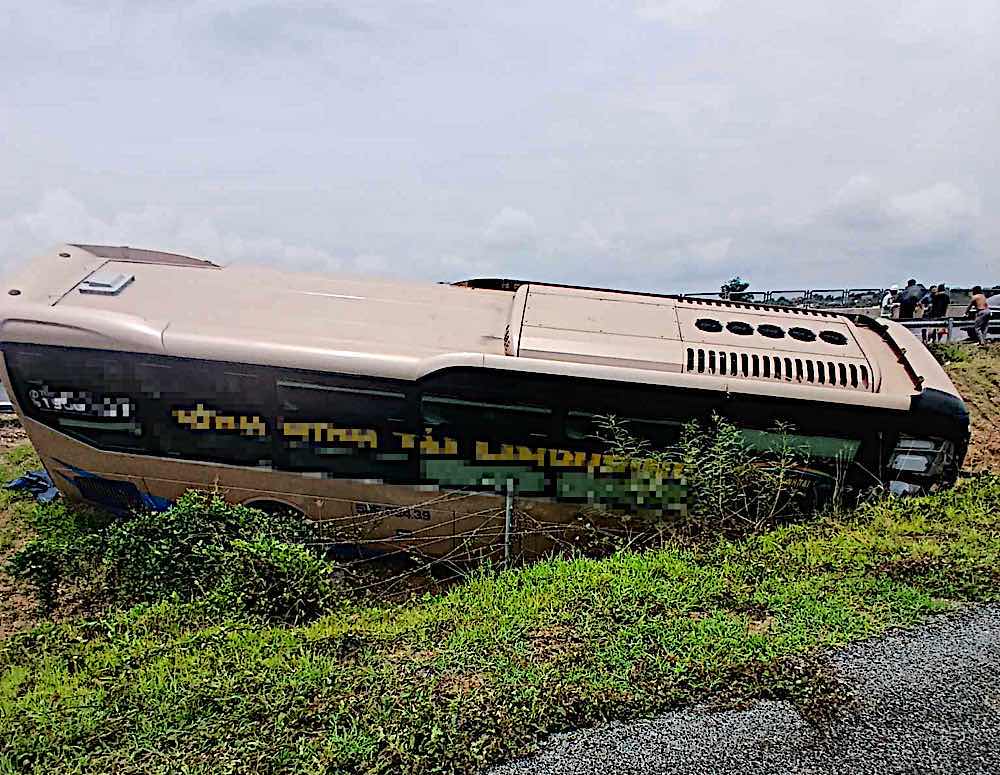 Xe khách lao xuống rãnh thoát nước. Ảnh: Duy Tuấn