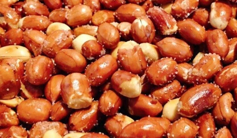 Người tăng axit uric nên cân nhắc dùng hạt lạc -  loại hạt chứa nhiều purin. Ảnh: Kiều Vũ