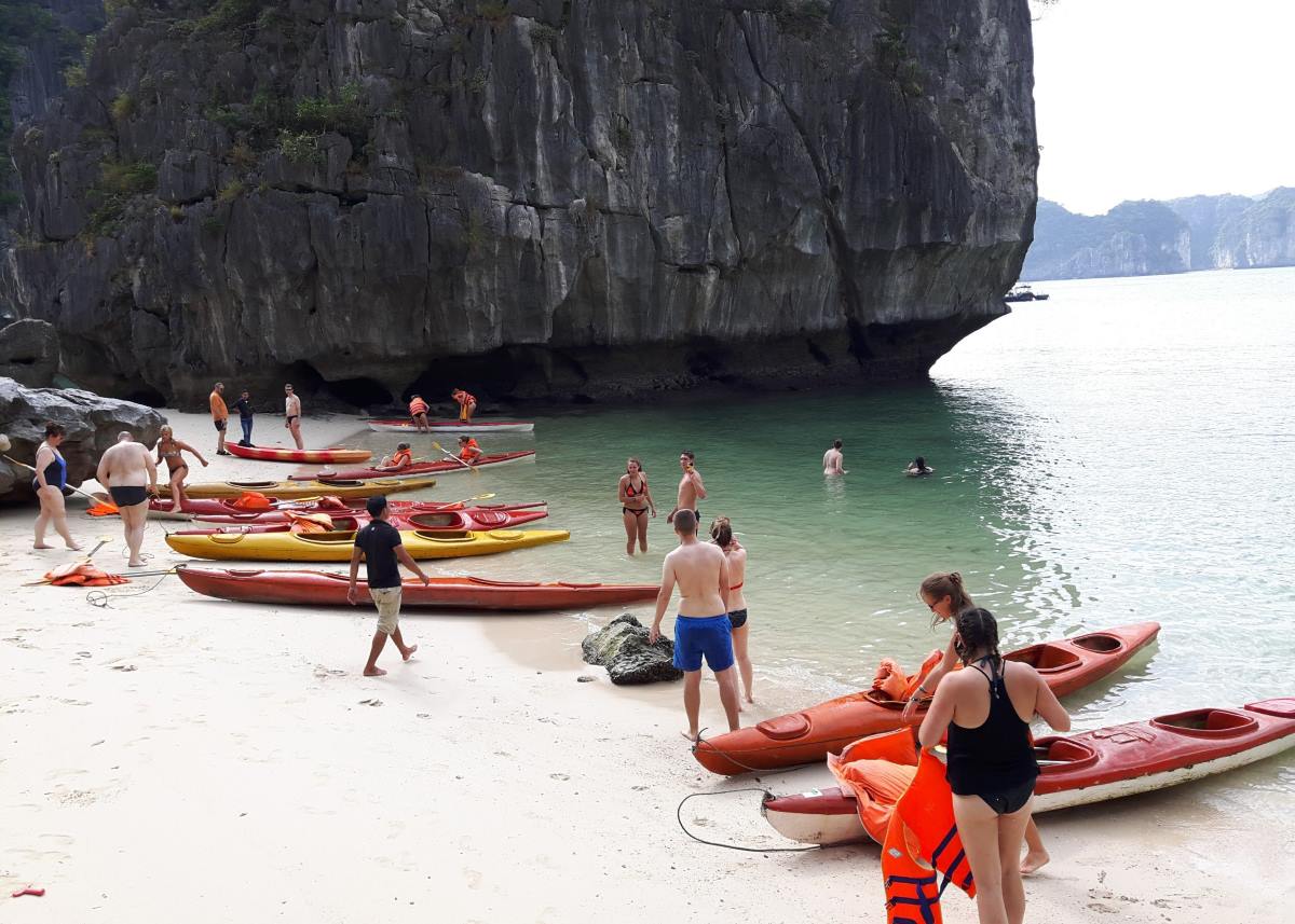 Du khách chèo kayak vào một bãi tắm trên vịnh Lan Hạ. Ảnh: Nguyễn Hùng