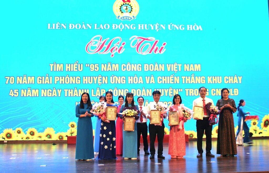 Trao thưởng Hội thi tìm hiểu “95 năm Công đoàn Việt Nam, 70 năm giải phóng huyện Ứng Hòa và chiến thắng Khu Cháy, 45 năm thành lập Công đoàn huyện”. Ảnh: CĐH