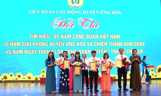 Trao thưởng Hội thi tìm hiểu “95 năm Công đoàn Việt Nam, 70 năm giải phóng huyện Ứng Hòa và chiến thắng Khu Cháy, 45 năm thành lập Công đoàn huyện”. Ảnh: CĐH