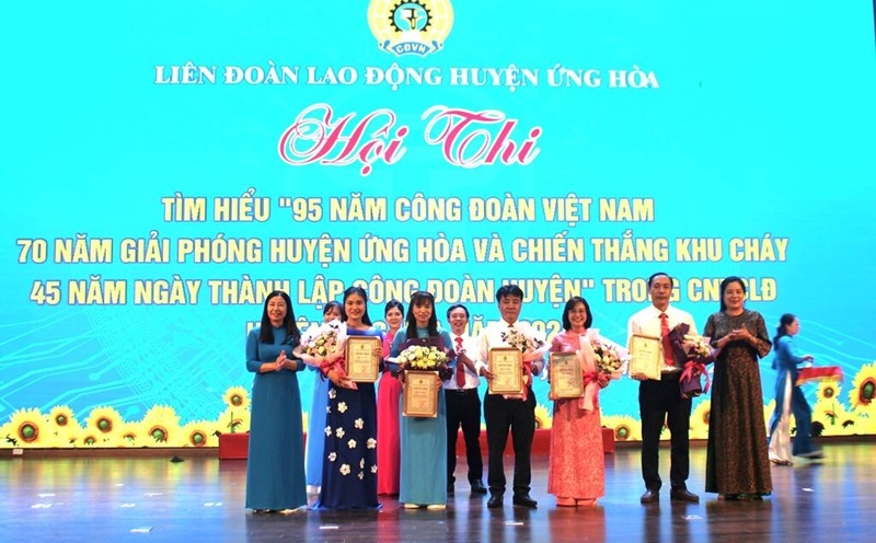 Trao thưởng Hội thi tìm hiểu “95 năm Công đoàn Việt Nam, 70 năm giải phóng huyện Ứng Hòa và chiến thắng Khu Cháy, 45 năm thành lập Công đoàn huyện”. Ảnh: CĐH