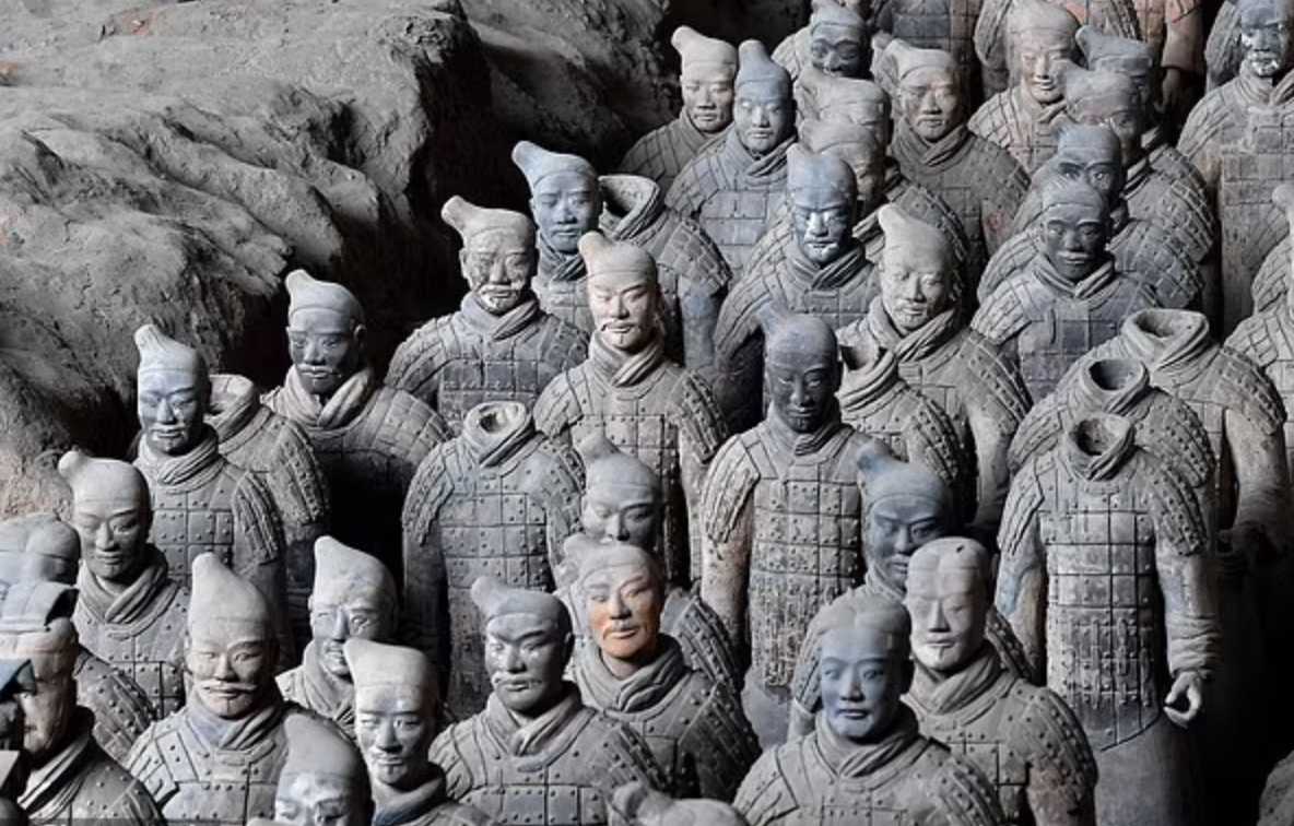 Đội quân đất nung trong lăng mộ Tần Thủy Hoàng. Ảnh: Xinhua
